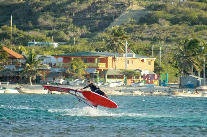 Im Wilden Westen von Buen Hombre war Michi Czech in einem Monat weit und breit der einzige Windsurfer auf dem Wasser.