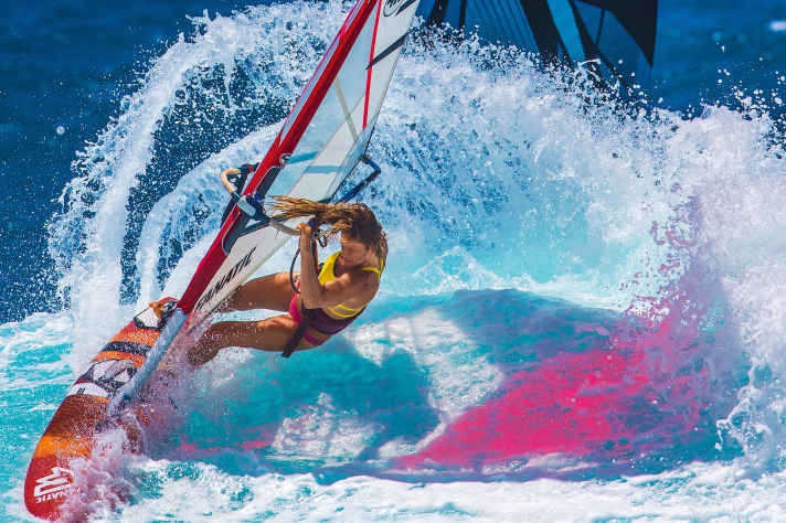 The holy grail of wave surfing: Cutback. "If you want to scrape the turn powerfully and let the spray fly, you need the right timing. And full body commitment," says Shawna.