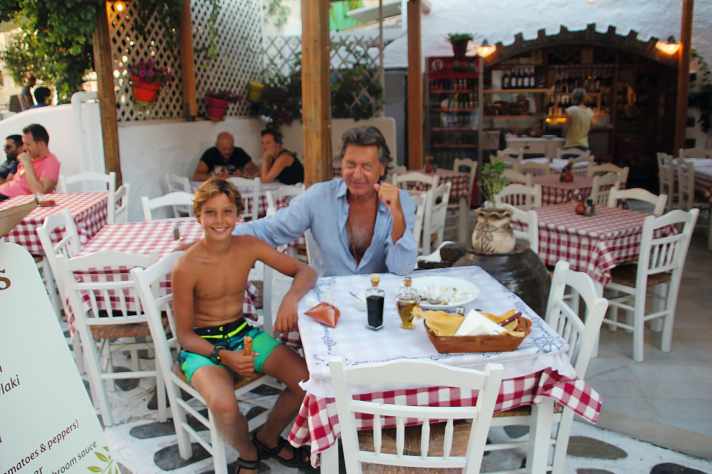 Lennarts Patenonkel Panagiotis Kiriakopoulus unterstützt nicht nur Lennart, sondern hilft als Chef auch Mutter Iris, dass sie Lennart bei allen Reisen begleiten kann. Lennart Neubauer