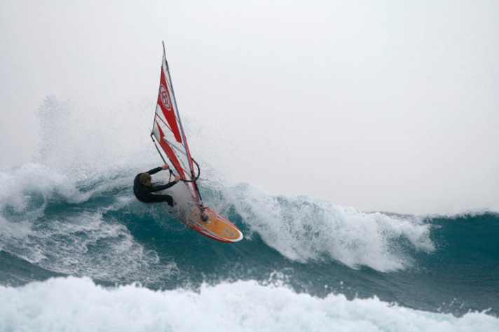   Seek and ye shall find: Marius Gugg and Manuel Vogel enjoy the sideshore wind and powerful waves on the west coast of Losinj. The prize: a tricky entry (below).