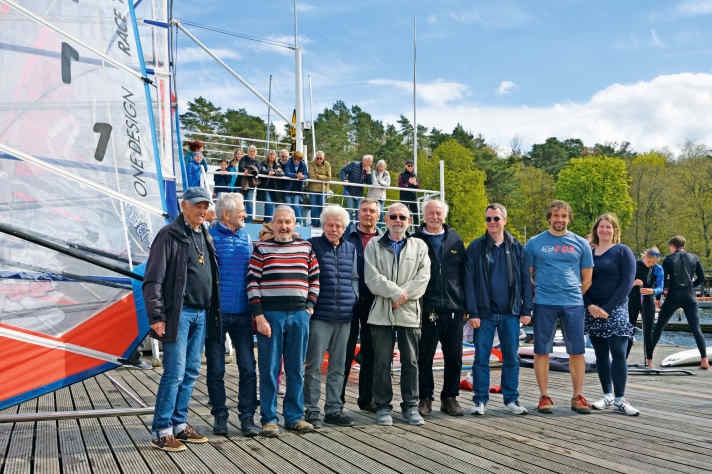 50 Jahre WSeV Berlin, sieben echte Macher aus den Gründertagen: 1. Vorsitzender Boris von Maydell (3.v.r.), Sportwart Colori Schilling (2.v.r.) und Mali Zins (2. Vorsitzende., rechts).