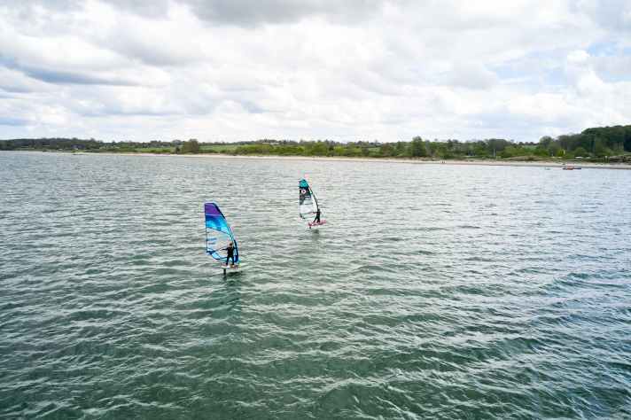 The Grönwohld campsite is located behind a narrow strip of forest on the Eckernförde Bay