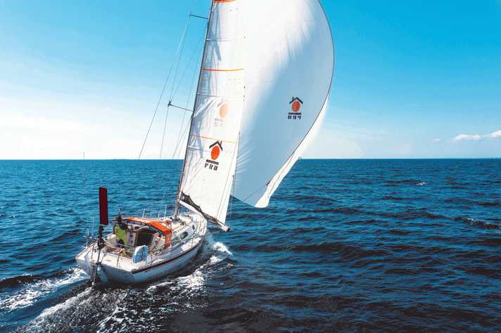 Seul avec son bateau et le vaste océan. Après une préparation intensive, la croisière autour du monde commence | Yann Riou - polaRYSE / PRB