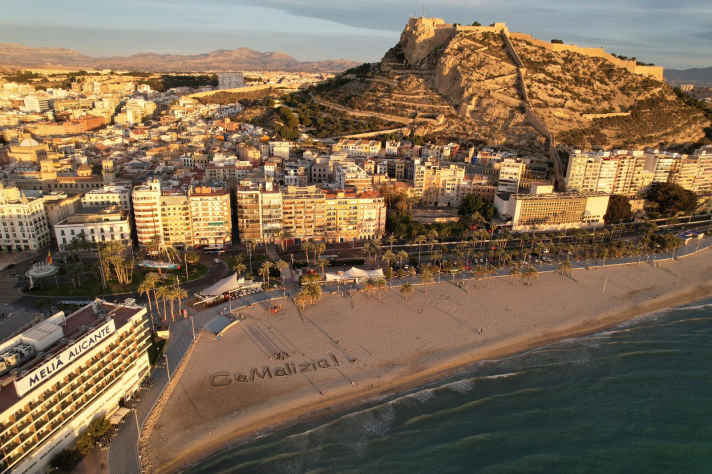 Diese Anfeuerung kriegten Malizia-Teammitglieder am Morgen des Starts in Alicante. Dazu trafen sie sich um 8 Uhr morgens im Ocean-Race-Hafen