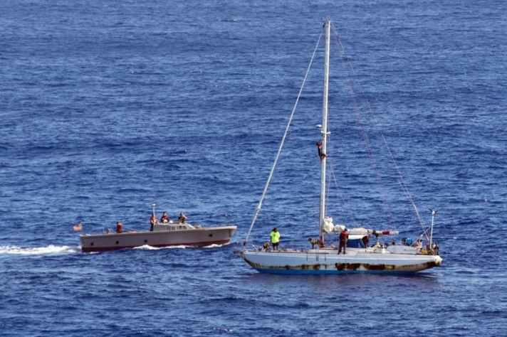   Ein Tender der "USS Ashland" nähert im Oktober der "Sea Nymph", um die Amerikanerinnen abzubergen