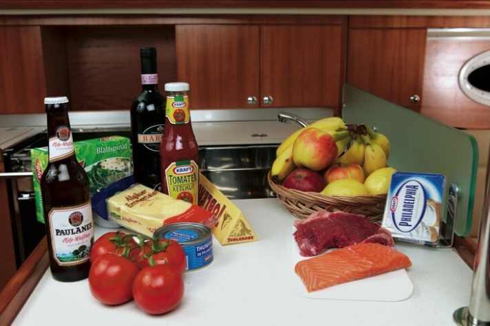 Les produits situés à gauche sont particulièrement riches en histamine. Les produits contenant de la levure sont également dangereux (bière de blé et vin rouge). Le côté droit montre plutôt des produits pauvres en histamine, mais qui peuvent tout de même irriter l'estomac.