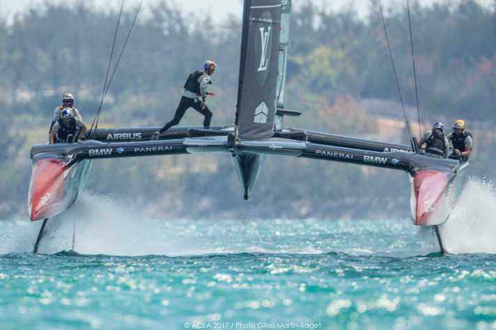   L'Oracle Team USA in azione al largo delle Bermuda