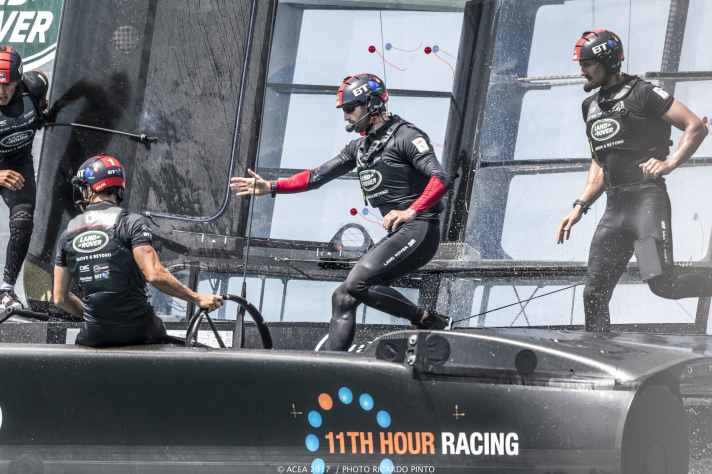   Tanto movimento a bordo di "Rita": Land Rover BAR con lo skipper Sir Ben Ainslie (al centro) e il tattico Giles Scott (a destra)