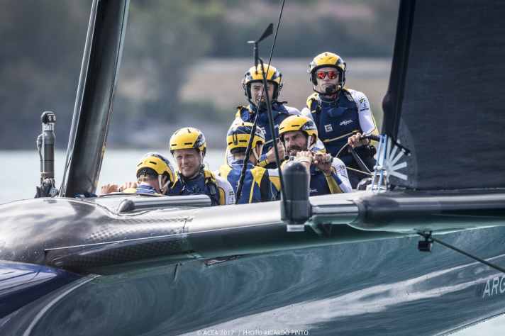   Outteridge am Steuer, Ex-49er-Vorschoter und Olympiagold-Partner Ian Jensen links daneben und Taktiker Iain Percy davor: Die Afterguard von Artemis Racing hat addiert sieben olympische Medaillen gewonnen