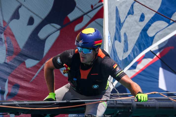   Der Skipper des SVB Team Germany hatte ganz vorne auf dem AC45 die beste Aussicht: Max Kohlhoff suchte in den flauen Bedingungen konstant nach kleinsten Böen und Windfeldern