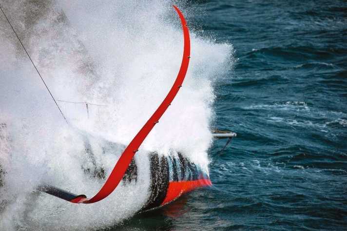   Successivamente, i nastri laminati hanno lo scopo di evitare che le enormi ali attirino l'aria lateralmente e quindi strappino il flusso.
