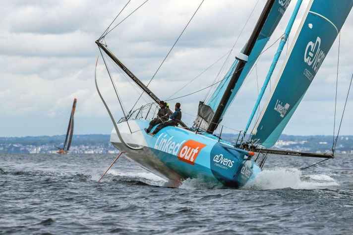  The mast including deck spreaders, keel and swivelling mechanism are built according to standard rules. This ensures fewer defects and keeps costs somewhat under control