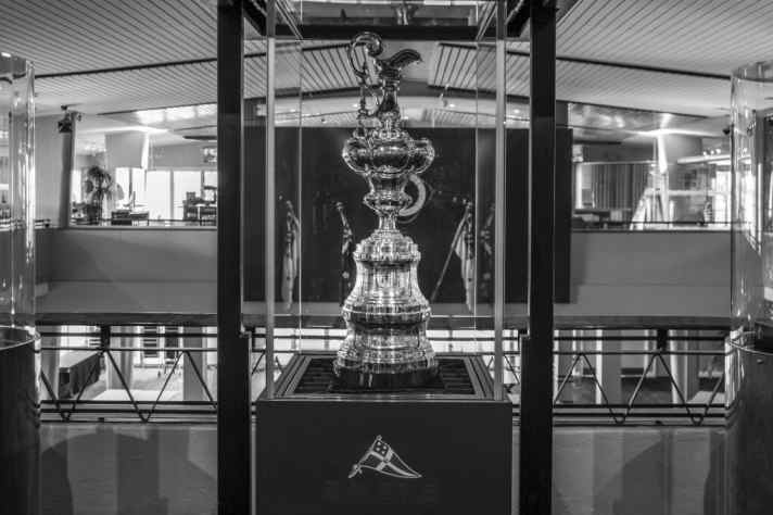   Sécurisée derrière une vitre blindée et actuellement visible par les visiteurs du Royal New Zealand Yacht Squadron à Auckland : la Coupe de l'America comme "Coupe de Nouvelle-Zélande".