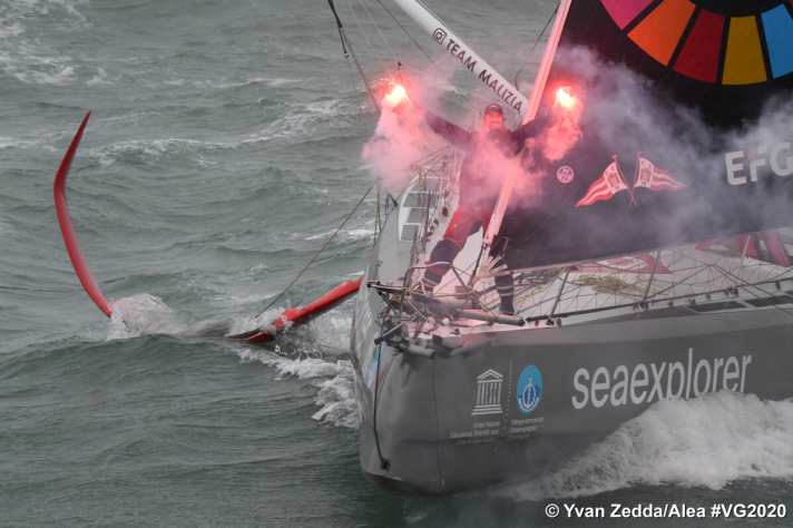   Boris Herrmann feiert den am Ende sehr hart erfochtenen Zieldurchgang vor Les Sables-d'Olonne