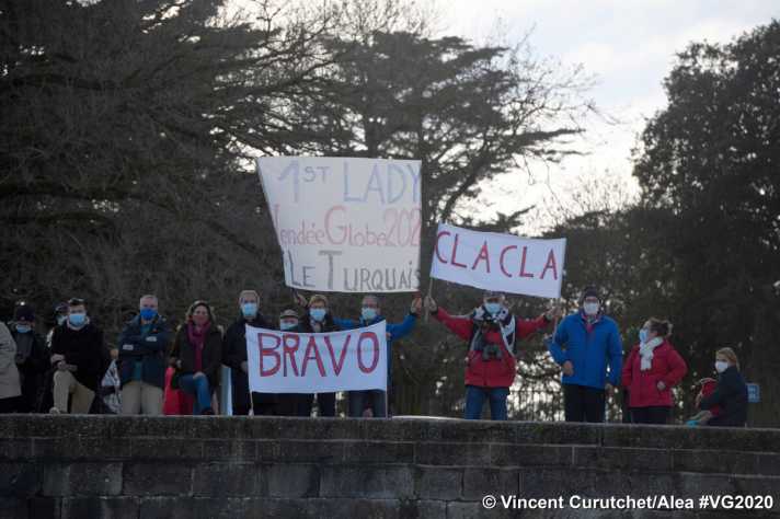   Dans le coin des fans de Clarisse Crémer, ils l'affichent : La Française est la skipper la plus performante de l'actuel Vendée Globe, mais elle a elle-même rappelé la malchance dont ont souffert ses camarades Sam Davies et Isabelle Joschke