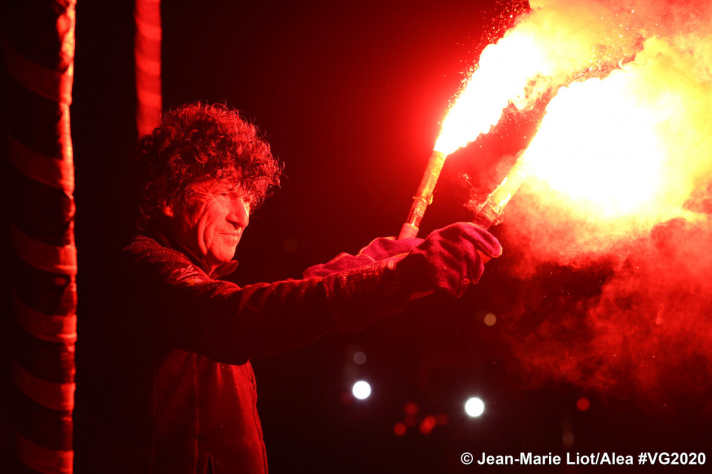   Pour la cinquième fois, Jean Le Cam tient les bengale rouges dans ses mains à la fin d'un Vendée Globe