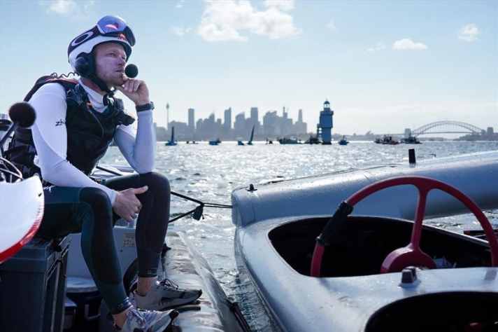 Le skipper japonais Nathan Outteridge privé de ses chances de victoire au classement de la saison après le crash