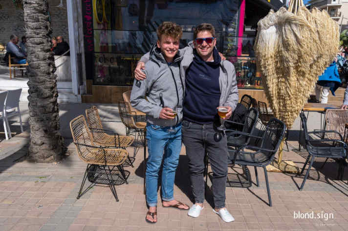   Glücklich gerettet und wieder an Land, wo sie in Palma de Mallorca auf Nachrichten zur Bootsbergung warten: Mini-Skipper Melwin Fink und Marc Menzebach