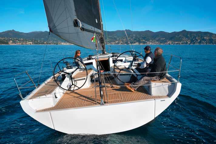 Exciting design language. The round, yet flat bulkhead characterises the view from aft