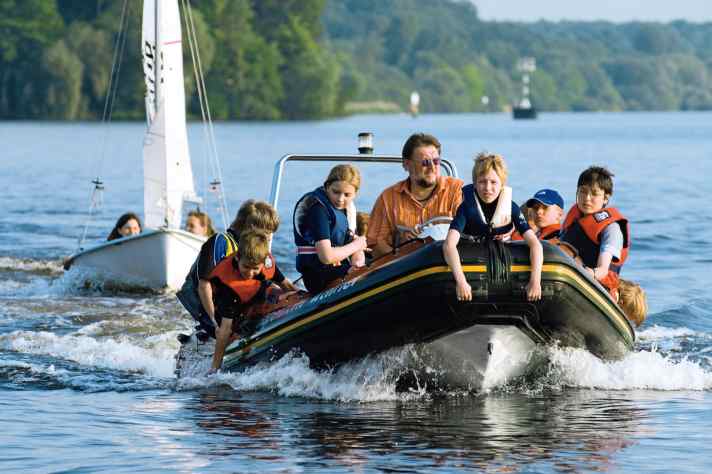 Junior training using a motorised safety boat in the middle of nature. Whether this will be possible in the core zone of the planned Baltic Sea National Park in future is questionable