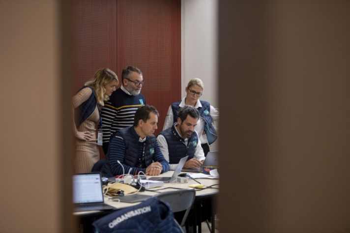 C'est avec des mines graves que les organisateurs discutent du premier report historique du départ d'une édition de la Route du Rhum