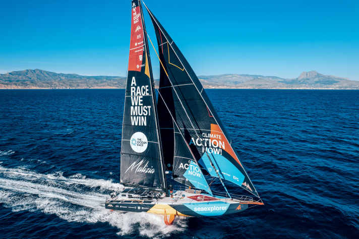 Idealzustand. Das Foil hebt den Rumpf bis auf Höhe des Masts an