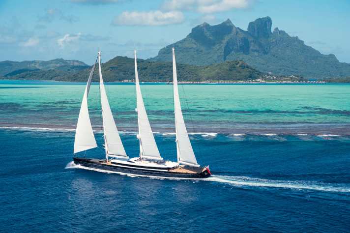 Regata sul reef: con mare calmo e con Schrick alla scotta yankee, "Sea Eagle" raggiunge rapidamente una velocità di scafo di 22 nodi al largo di Moorea.