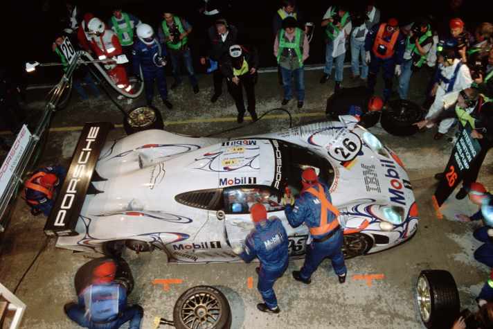 Le Mans 1998: Siegerfahrzeug Porsche 911 GT1 `98 (Nr. 26), Fahrer: Allan McNish, Stéphane Ortelli und Laurent Aiello, im Hintergrund Norbert Singer.