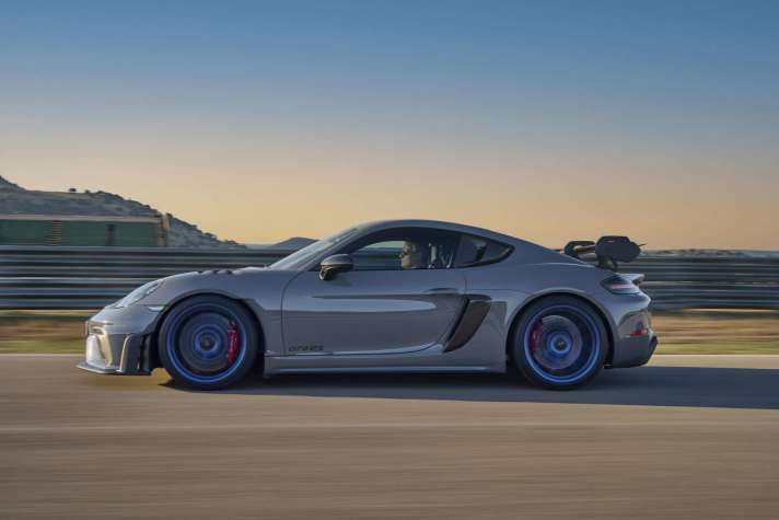 2021_11_Porsche-718-Cayman-GT4-RS-Fahraufnahme-Seite