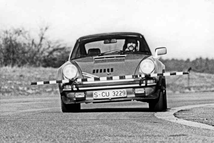 2023_09_Roland-Kussmaul-bei-Testfahrten-mit-einem-Porsche-911-Turbo-3.0-1976
