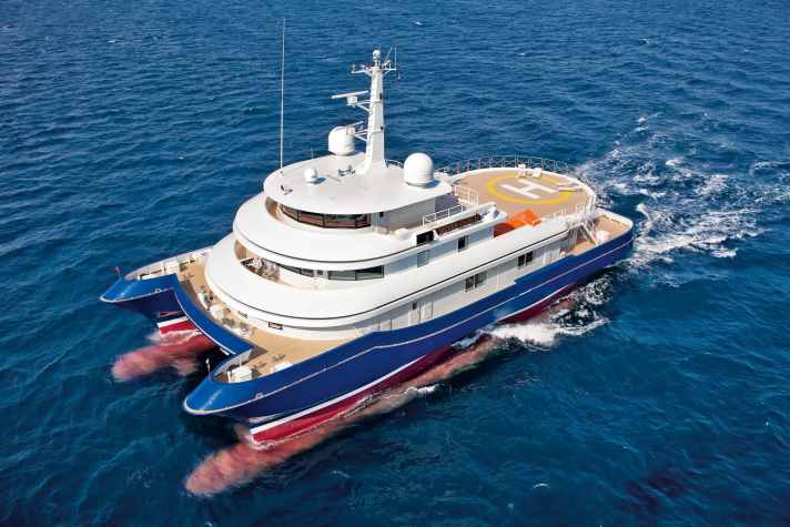 Because the wife of the owner of the "Silver Cloud" was seasick, he had a yacht built with special hulls. Even high waves don't bother her