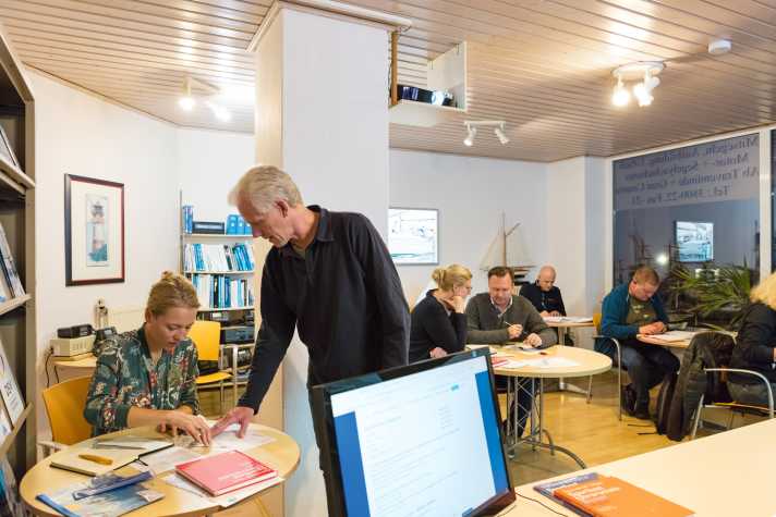 Drinnen und draußen: Wie bei den meisten anderen Führerscheinen auch teilt sich die Ausbildung in Theorie (im Unterrichtsraum)