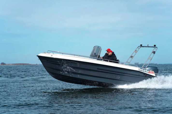 Mit den 225 PS erreichen wir beachtliche 42 kn. Wer sparsam gleiten möchte, lässt den Yamaha 3.500 U/min drehen und kommt mit 23,5 kn gut 130 sm weit – plus 15 % Reserve