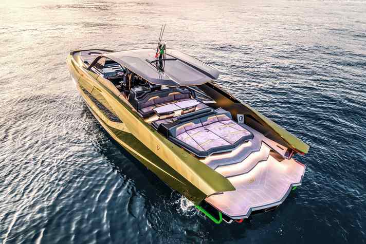 Formsymbiose: Lamborghini-Designchef Mitja Borkert und TISGs oberster Gestalter Gian Marco Campanino setzten auf Kanten, Kurven und Detailtreue.