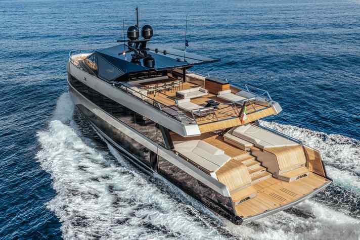 Familiar genes: The angular carbon superstructure is reminiscent of the WallyPower. The aft cockpit and bathing platform utilise the entire width.