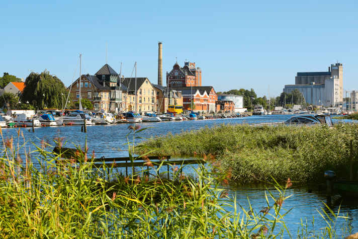 Liegeplätze am Helge Å, mitten im Zentrum von Åhus. Å bedeutet „Fluss“ auf Schwedisch