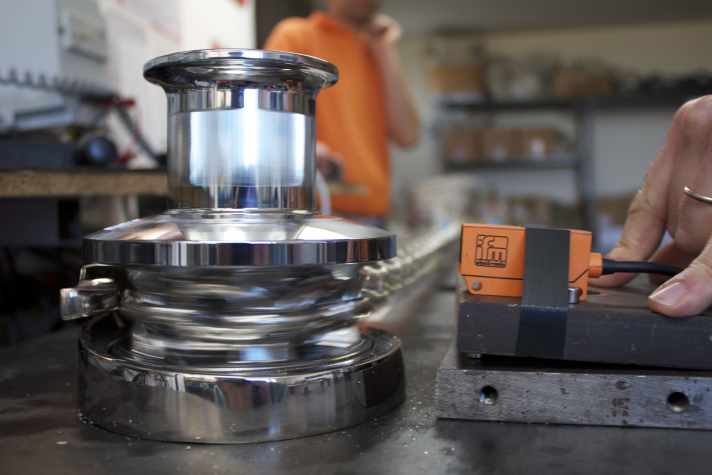   "Now it's time to get going."  While the electric anchor winches often struggled when lifting the test loads, the test specimens really got up to speed when lowering. However, this "chain noise" is at the expense of the material, as the metal shavings from the chain sprocket show.