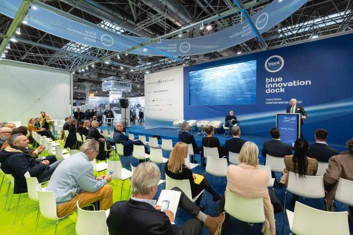 NRW-Wirtschaftsministerin Mona Neubaur eröffnete am 21. Januar das Nachhaltigkeitsforum “blue innovation dock” auf der boot Düsseldorf 2023.