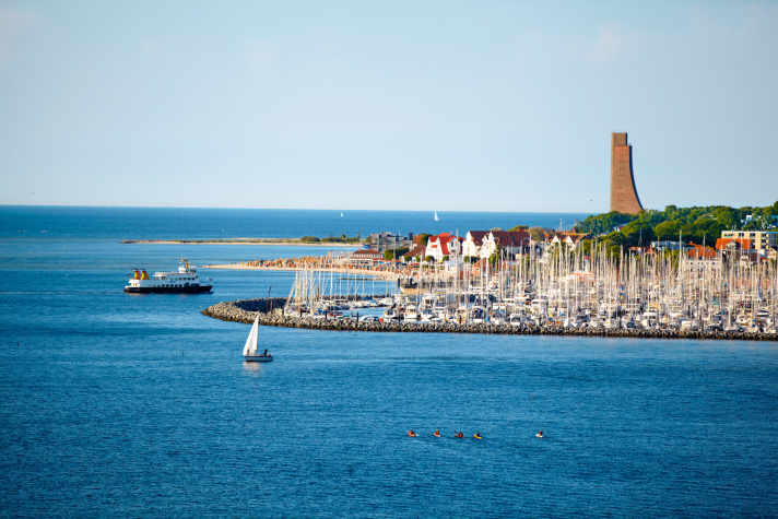 Die Sportboothäfen von Laboe, der Badestrand und der Turm des Marineehrenmals (mit Aussichtsplattform)
