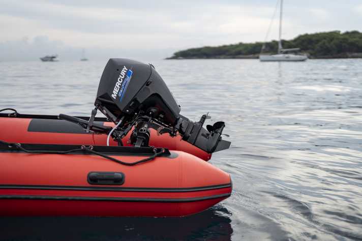 Der neue Mercury in der SeaPro-Ausführung an einem Schlauchboot.