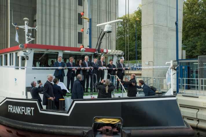 Der große Augenblick am 4. Oktober 2022: Mit dem Eisbrecher „Frankfurt“ wird das neue Schiffshebewerk Niederfinow für den Verkehr freigegeben. Von links: Stefan Zierke, Bundestagsabgeordneter für Uckermark und Barnim,  Prof. Dr.-Ing. Hans-Heinrich Witte, damaliger Präsident der Generaldirektion Wasserstraßen und Schifffahrt (GDWS), Peggy Fürst, Bürgermeisterin von Niederfinow, Guido Beermann, Minister für Infrastruktur und Landesplanung des Landes Brandenburg, Bundesverkehrsminister Dr. Volker Wissing, Hardy Lux, Landtagsabgeordneter für Eberswalde, Schorfheide und das Amt Joachimstal sowie Daniel Kurth, Landrat des Landkreises Barnim
