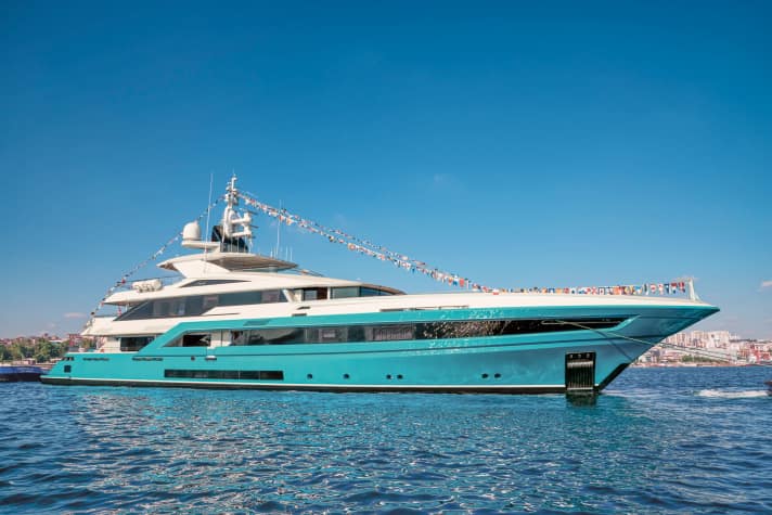Turquoise: Die türkische Werft tritt mit dem 53 Meter langen Luiz-De-Basto-Design „Jewels“ auf, das innen H2 Yacht Design gestaltete.