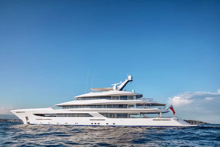 Design statement: Bannenberg & Rowell designed "Joy" with a sporty silhouette at the owner's request, without focussing on maximum interior volume. Large floor-to-ceiling window fronts guarantee the best views