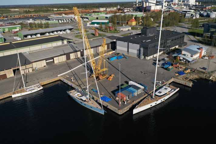 Le site existant de Baltics à Jakobstad avec le quai. Le nouveau bâtiment sera construit derrière le hall gris foncé.