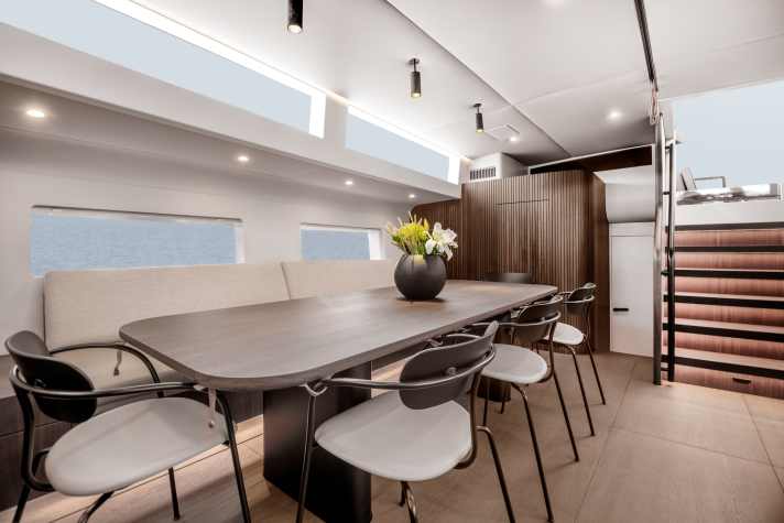 Zurückgenommene Eleganz im Salon: Für die Innengestaltung kooperierten Norm Architects aus Kopenhagen und Design Unlimited aus Lymington miteinander