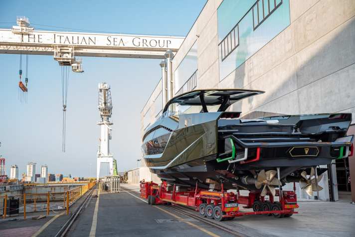 Tecnomar for Lamborghini 63: Anvisiert sind 60 Knoten Topspeed. Der Steuerstand  ähnelt dem Hybrid-Supersportwagen Sián FKP 37, das Exterior den sinnlich-kantigen Formen der Kultmodelle Miura und Countach.