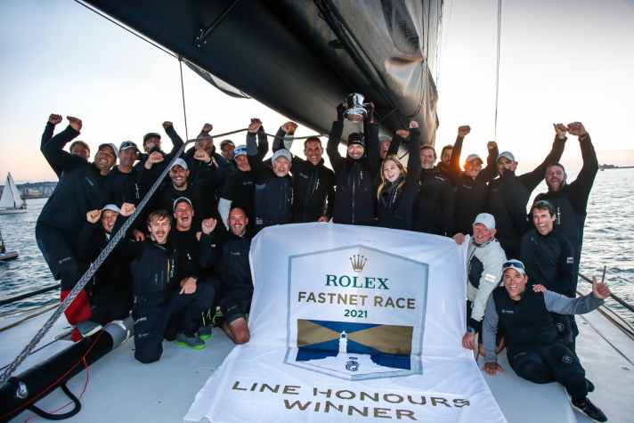Happy winners: Dmitry Rybolovlev holds the trophy aloft. Next to him are his daughter Anna and "Skorpios" skipper Fernando Echavarri. | i.