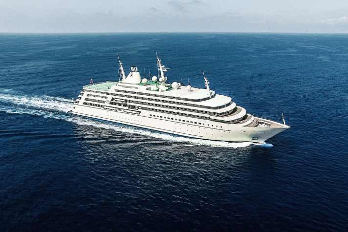 „Fulk Al Salamah“: Die weltweit drittgrößte Yacht fungiert als Support-Schiff der 155 Meter langen „Al Said“. Dölker + Voges entwarfen das Ex- und Interior. | r.