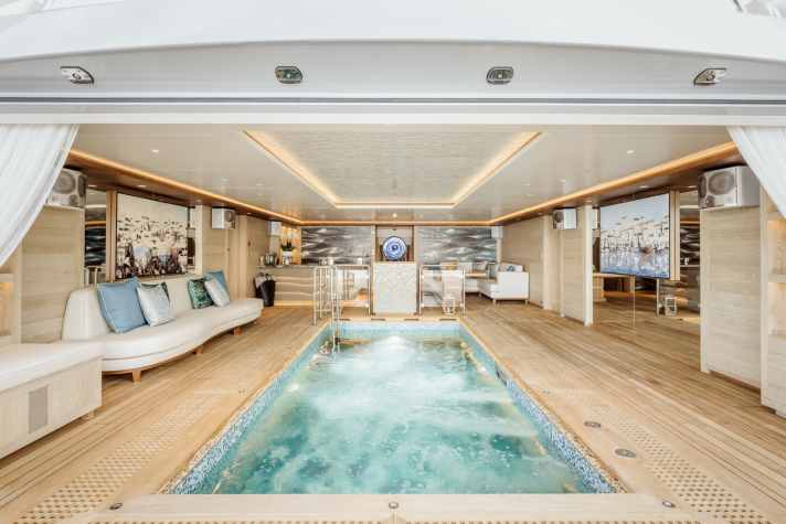 Badeclub: Im sechs mal drei Meter großen Becken schwimmt man gegen den Wasserstrahl an. In der Decke darüber verstecken sich drei Subwoofer.