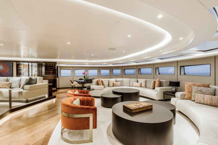 Gentlemen’s Lounge: Auf dem obersten Deck klingen Abende aus. Den Innenausbau nahm Akyacht in Eigenregie vor und kaufte Designmobiliar dazu.